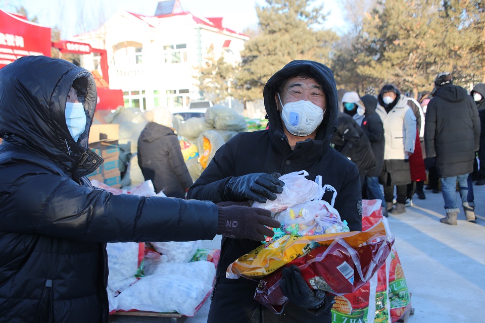 「龍江第一村」興十四村：送年貨發福利 歡歡喜喜過春節