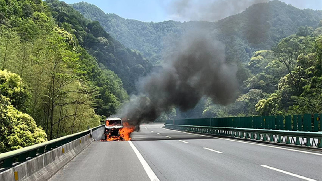 小貨高速突發自燃 黃山交警速救援保暢通