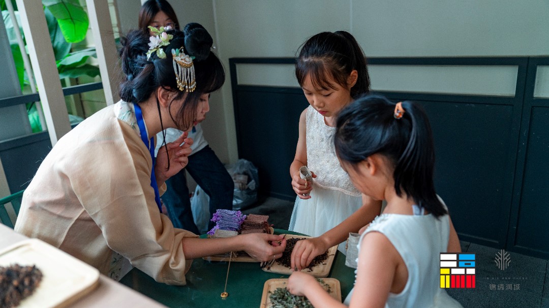 做香囊、繪塗鴉、品美食 端午在成都玉林感受傳統文化魅力