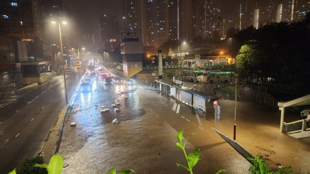 黑雨襲港｜運輸署：全港多條道路封閉包括海底隧道管道快線