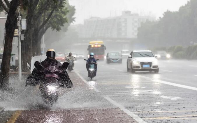 冷空氣攜暴雨來！部分地區「水浸街」，雨雨雨要下到什麼時候？周末天氣→ 