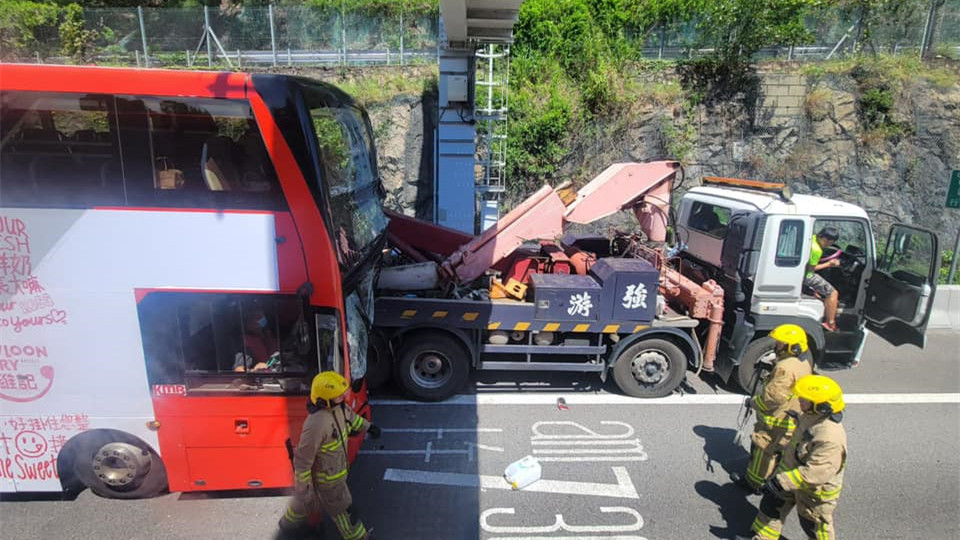 突發！屯門公路九巴撼吊臂車尾 約30名乘客受傷