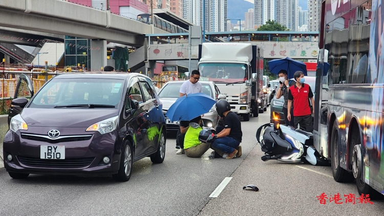 觀塘道電單車撞巴士 三線全封交通擠塞