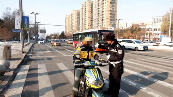 逆行、不戴頭盔、越線停車……冰城交警集中整治電動車這些違法行為