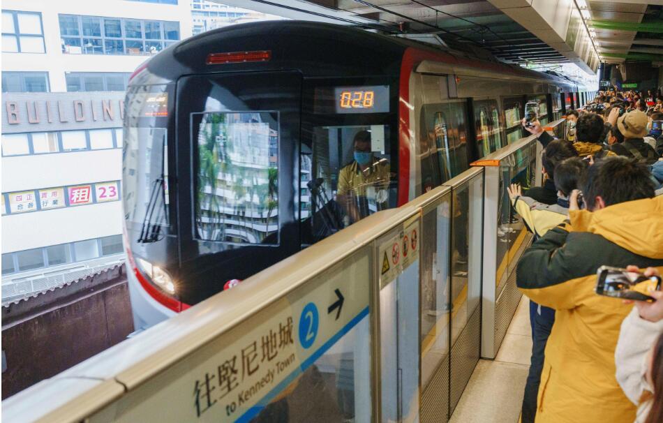 港鐵市區線新列車投入服務 逾百鐵路迷乘搭嚐新