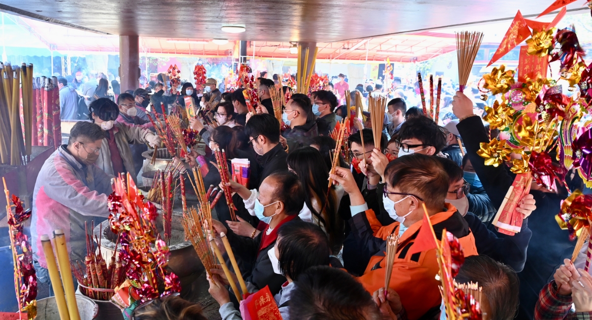 求籤參拜 年初二香港車公廟人潮湧湧