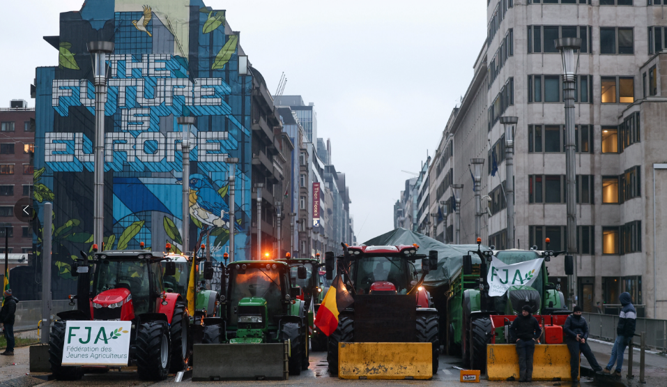 歐盟商紓解農民困境 農民布魯塞爾上街抗議