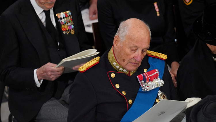 87歲挪威國王大馬度假期間不適  已出院啟程回國