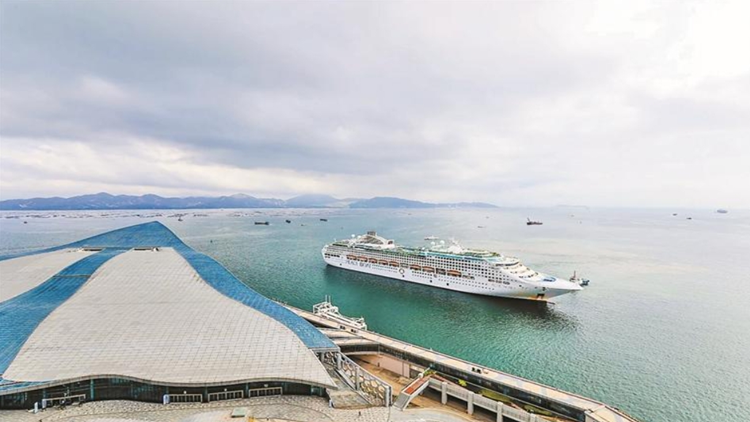 環球郵輪太平洋世界號首次靠泊蛇口郵輪母港 1500名國際遊客來深觀光