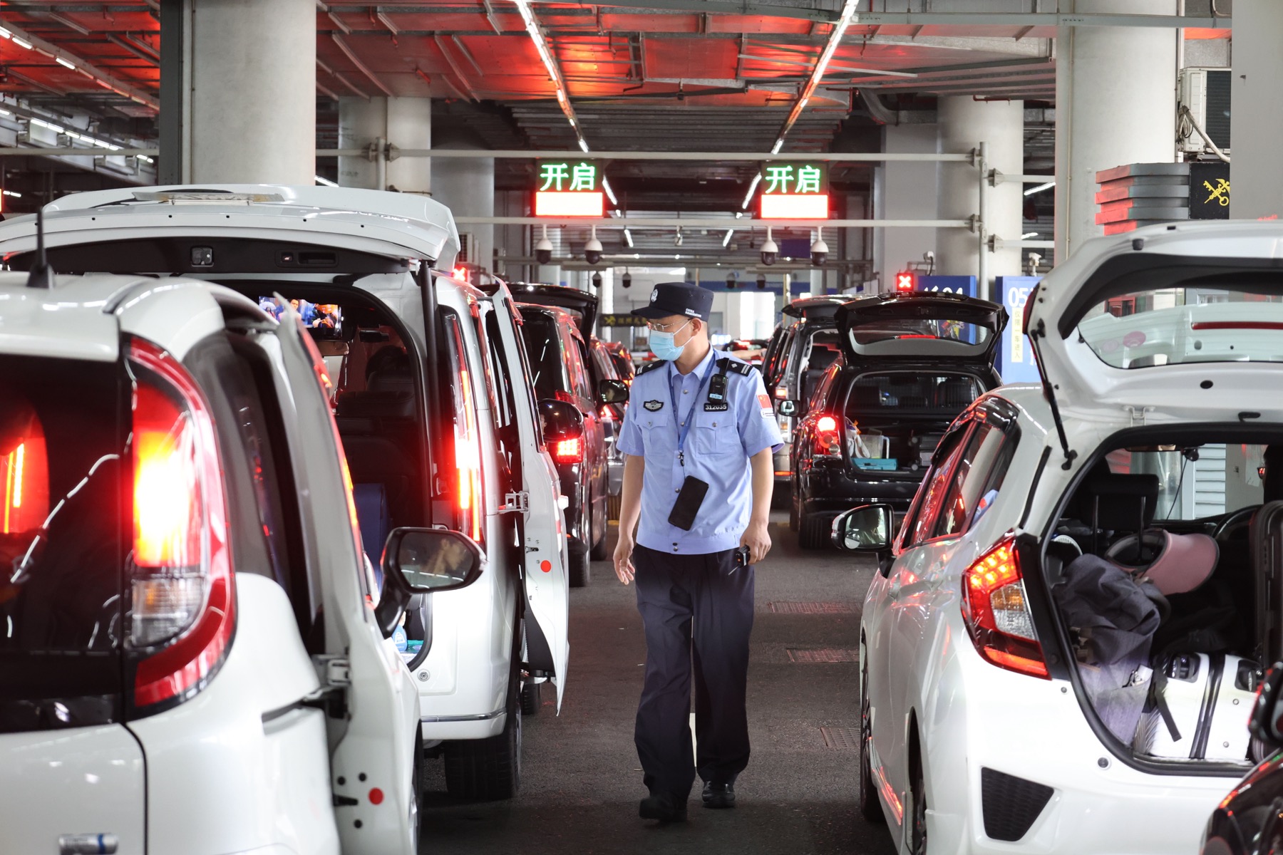 單日1.9萬輛次，港珠澳大橋珠海公路口岸車流連續2日刷新紀錄