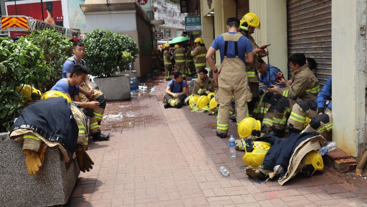 華豐大廈三級火｜協助居民善後 梁熙聯繫區內酒店提供入住房間