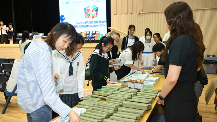 九龍城兩社區會堂推出全港首創智能漂書櫃 林正財喜見漂書櫃為舊書帶來新生命