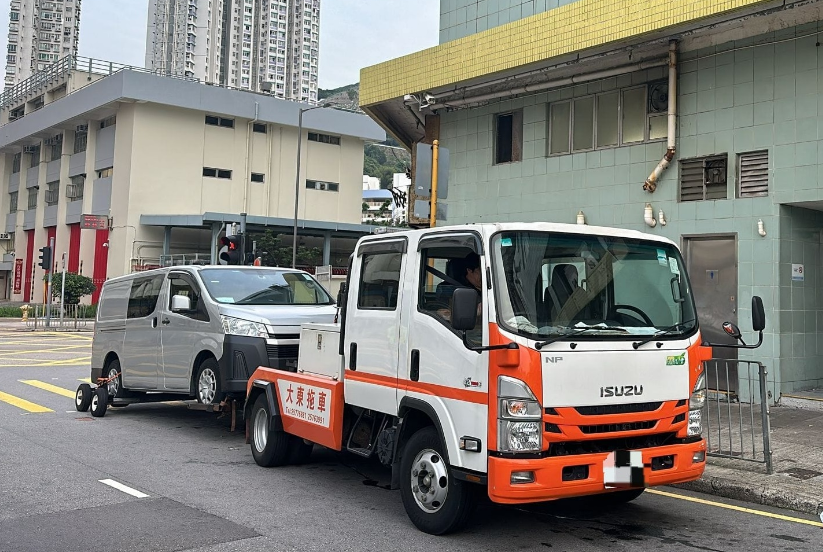 警方打擊交通違例 發近2000張告票拘一男