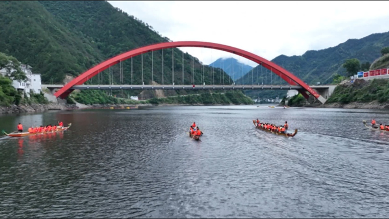 皖歙縣：龍舟逐浪競碧波 非遺魚燈岸邊游