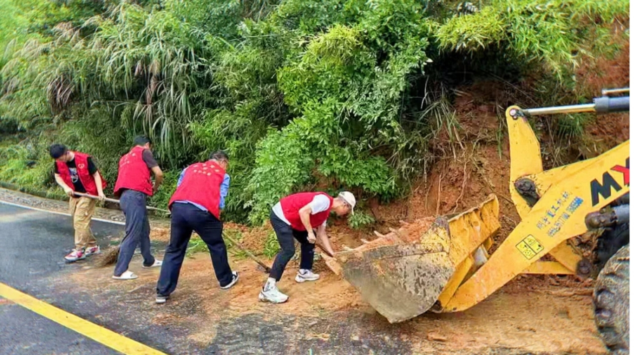 迅速響應上下聯動  皖黟縣宏村鎮防汛一線黨旗紅