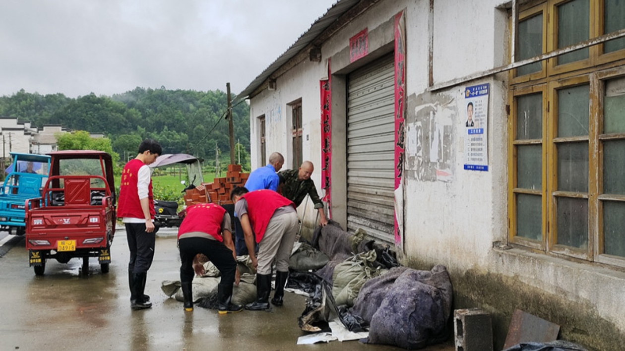 【黃山防汛救災見聞錄】黟縣漁亭鎮：暴雨如注沖在前 「好人」凌鵬顯擔當