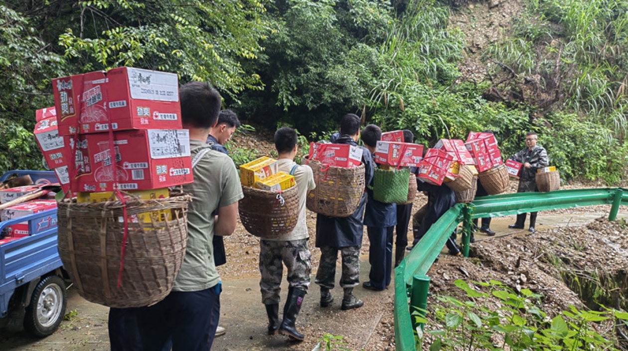 【黃山防汛救災見聞錄】歙縣：風雨逆行 33名鎮村幹部變身「背夫」