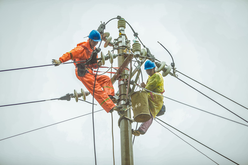 【黃山防汛救災見聞錄】祁門縣：黨員突擊隊冒雨搶修保供電