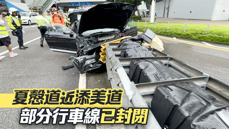 金鐘夏慤道有跑車疑失控撞欄 車頭損毀司機失蹤