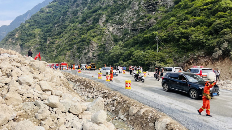 四川康定被泥石流阻斷318國道7日上午恢復通車