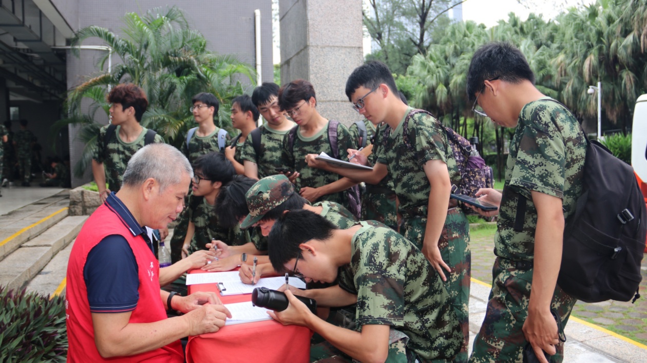 迷彩繪青春  熱血鑄公益  深圳大學大一新生以熱血書寫青春擔當