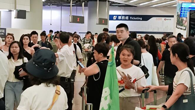 有片 | 國慶黃金周首日 內地遊客湧港 過夜看煙花