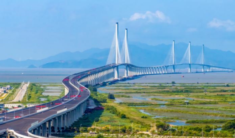 黃茅海跨海通道完成高欄港大橋鋼橋面鋪裝