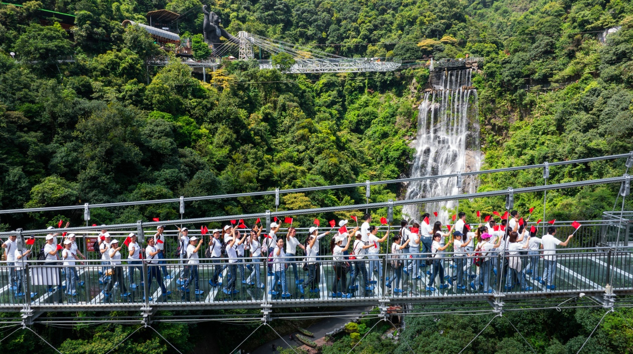 國慶假期迎來「井噴式出遊熱潮」 古龍峽景區國慶客流持續火爆